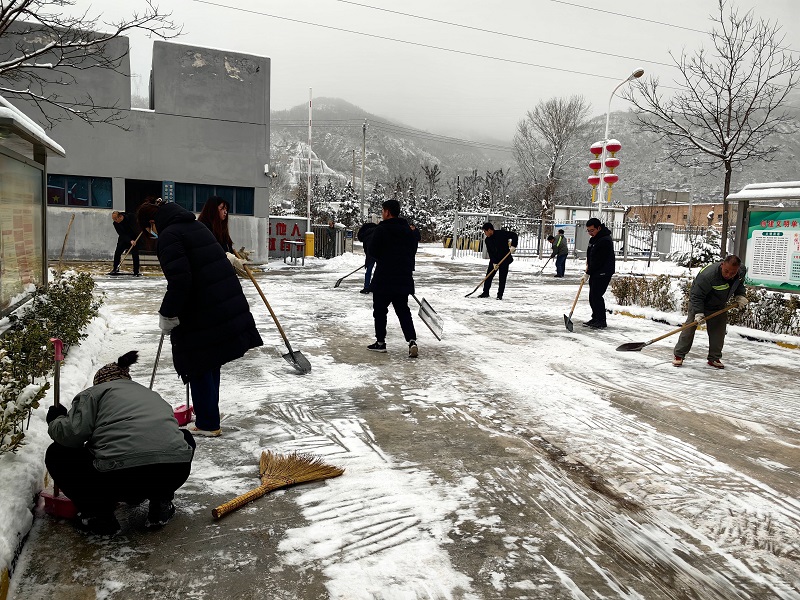 黃陵公司：以雪為令齊上陣 掃雪除冰暖人心