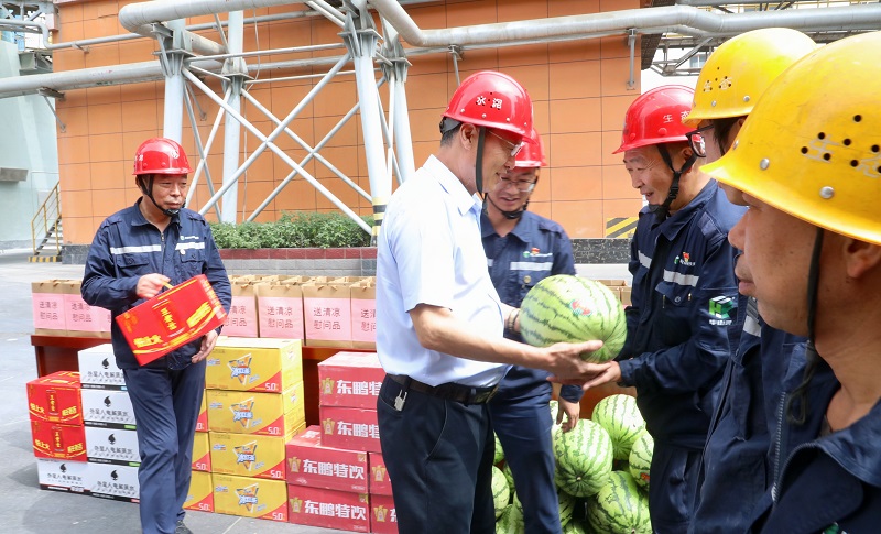 送清涼 聚合力 解難題 鼓干勁——張超暉走進基層慰問一線職工并調(diào)研指導(dǎo)工作